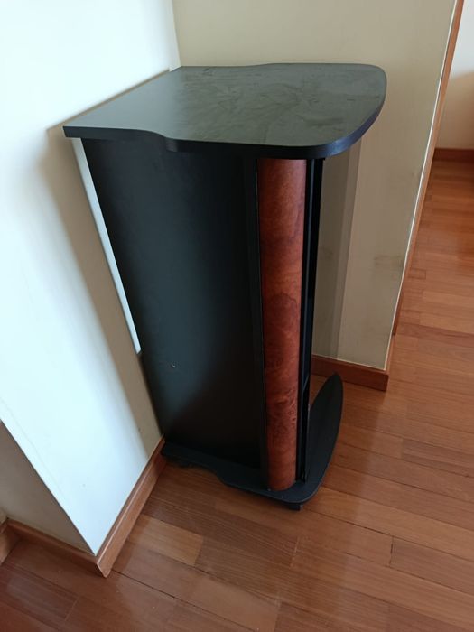 Móvel de Apoio / Aparelhagem com Porta de Vidro e Rodas