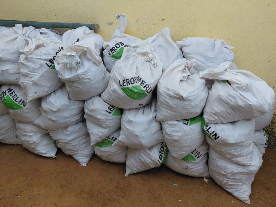 Dou sacos com entulho