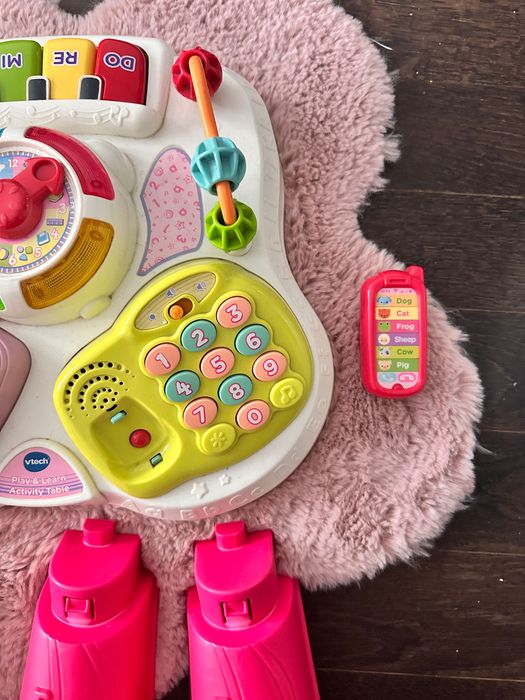 Stolik muzyczny do nauki angielskiego.