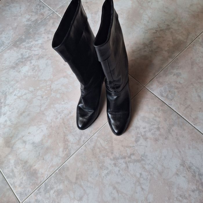 Botas em pele, pretas , com pequeno salto, número  37