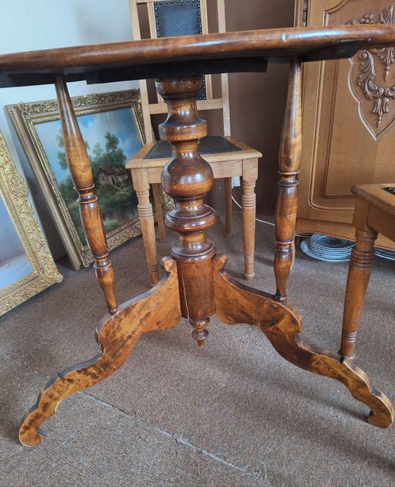 Efektowny drewniany wiekowy stolik