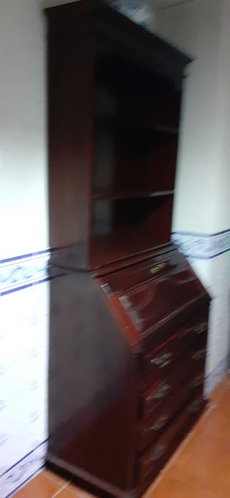 Móvel com estante e escrivaninha