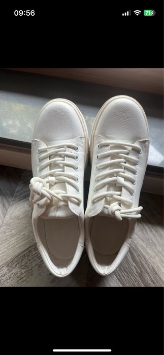 białe sneakersy / trampki
