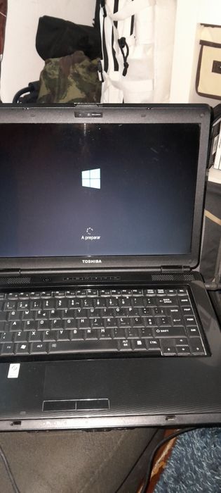 PC Toshiba pronto para ser utilizado.