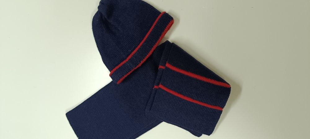 Conjunto de gorro e cachecol de criança azul escuro com laço