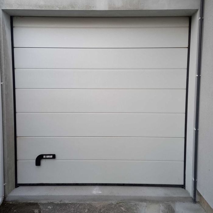 Portão automático de garagem.
