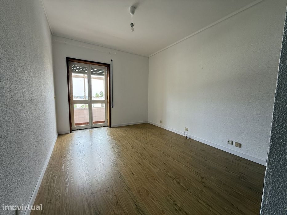 Apartamento T2 com garagem, S. Bernardo
