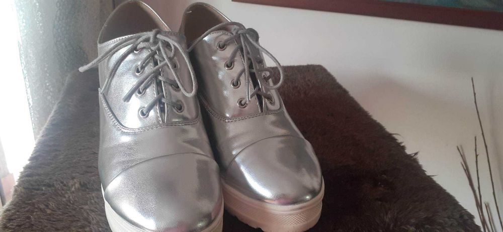 sapatos e utensilios para casa