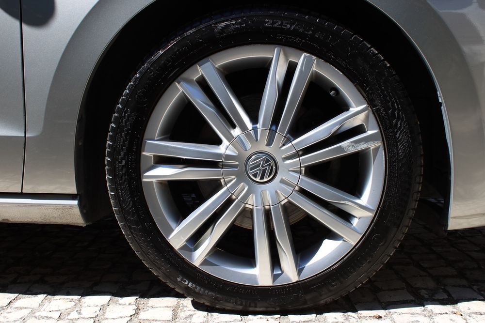 Volkswagen Golf 7 VII Sportsvan 1.6 TDI R-Line 110CV (195€/Mês)