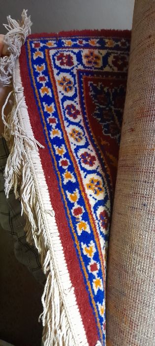 Продам рога оленя и ковры новые