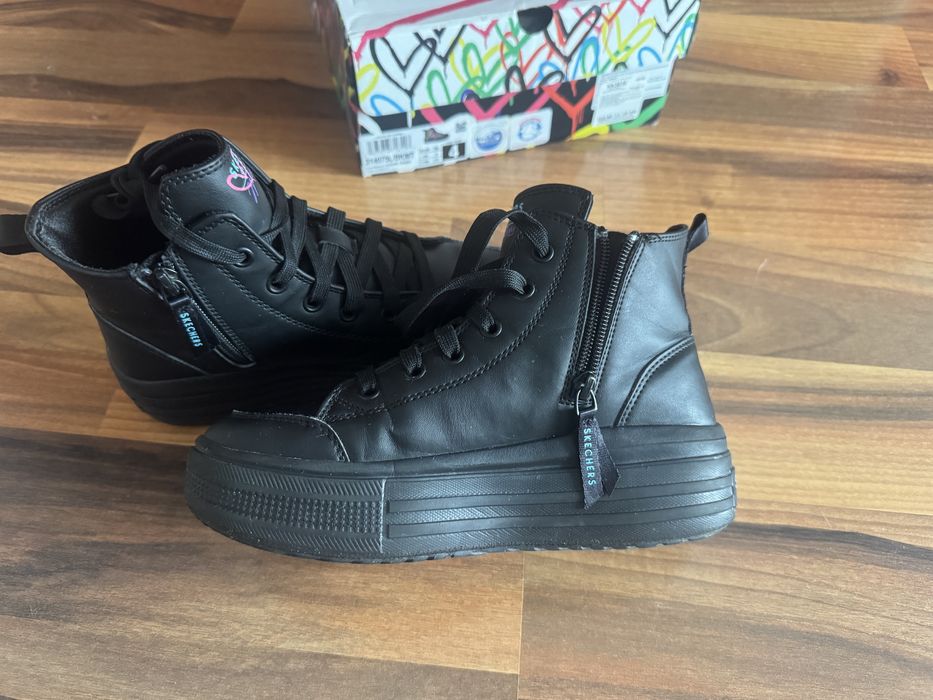 Продам черевики Skechers на дівчинку.