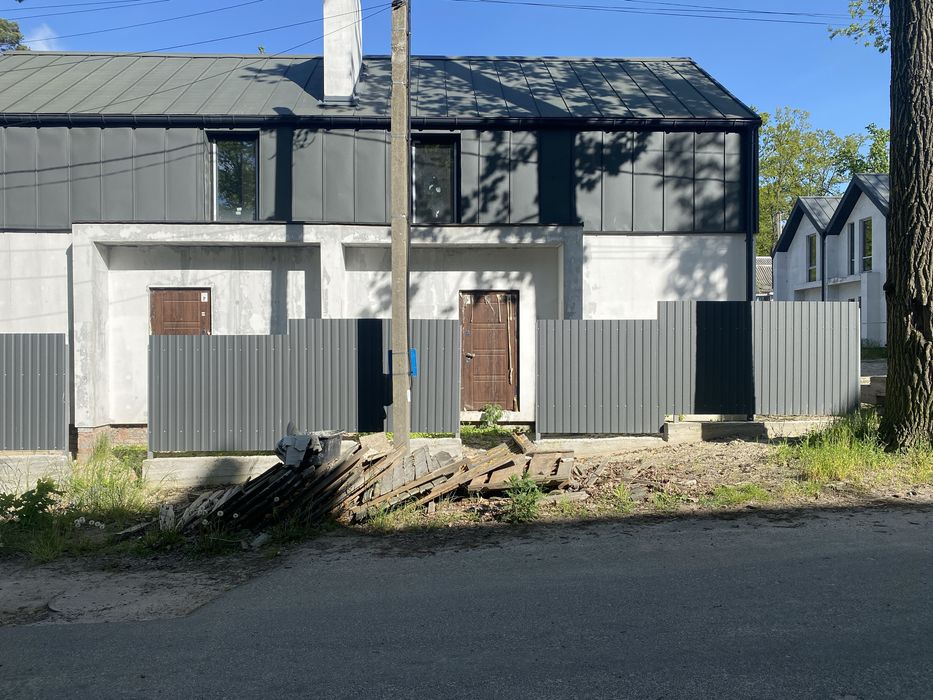 Продаж свого тауну прямо біля озера.Центральні комунікації