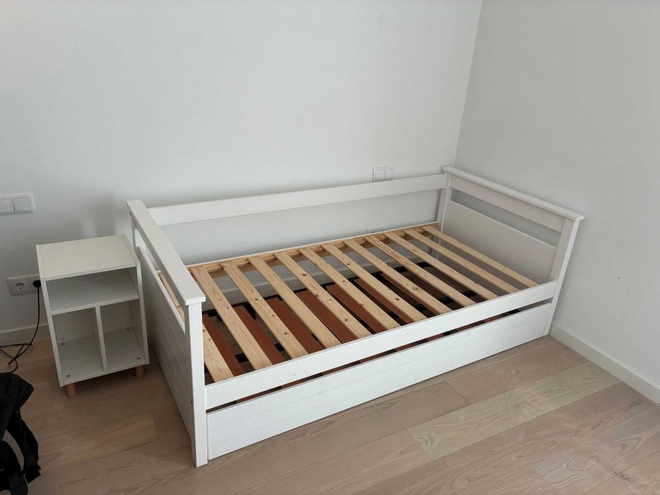 Extendable bed, fits 90x200cm mattresses. Delivery free within 15mins of Chiado until Monday