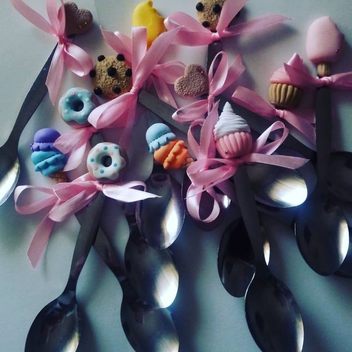 Topos de bolo e artigos para festas em biscuit