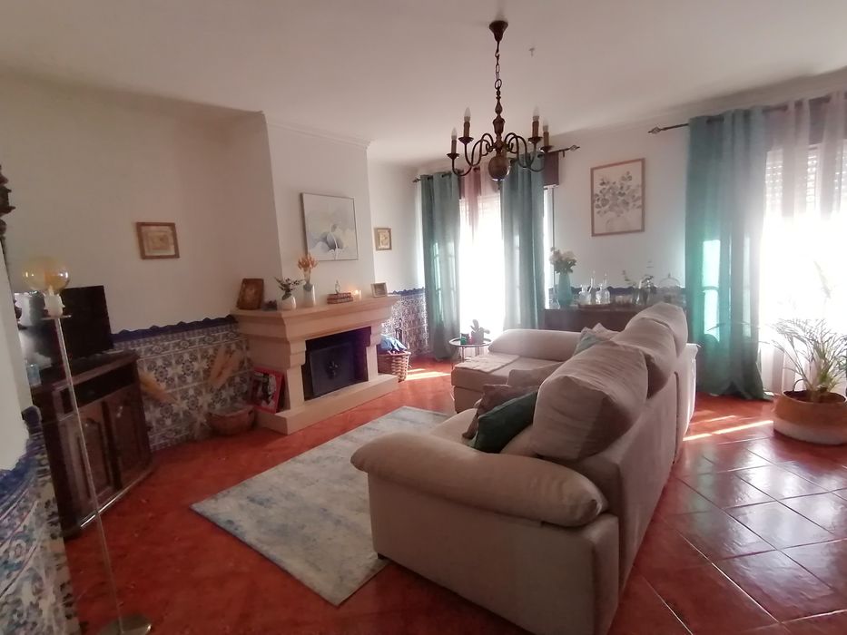 Apartamento Duplex t3 com estúdio T1 independente  em zona  central de Almeirim