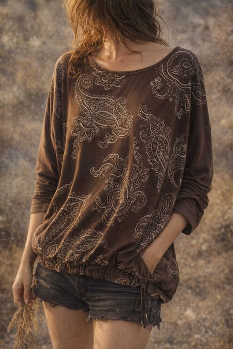 Artystyczna bluzka z paisleyowym wzorem – styl i swoboda
