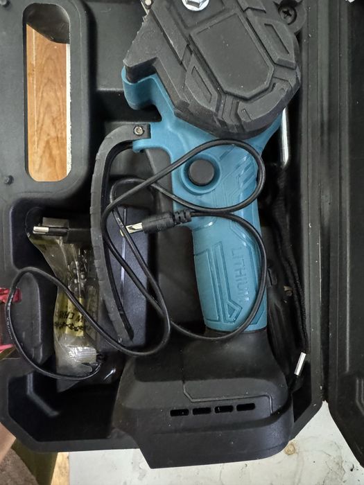 Mini motoserra com duas baterias