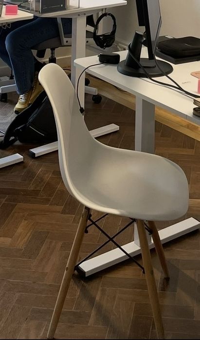 Conjunto de duas cadeiras tipo “Eames Eiffel”