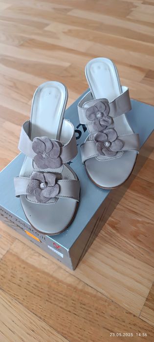 Skórzane klapki na obcasie