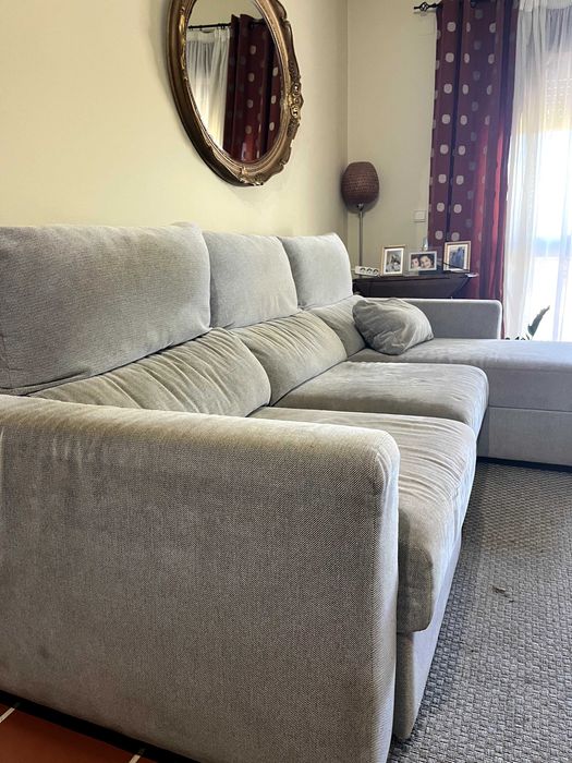 Sofá cinzento com algumas marcas de uso