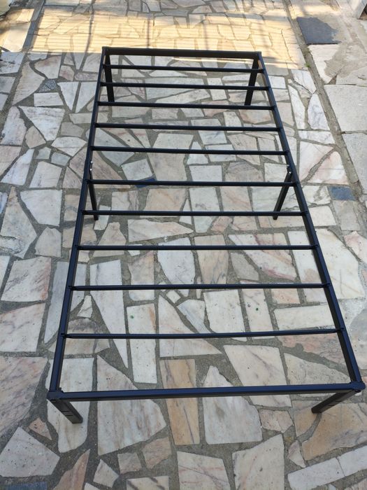 Cama de Solteiro em metal preto