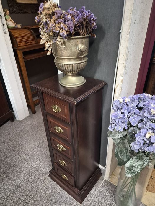 Gaveteiro em madeira maciça estilo clássico.