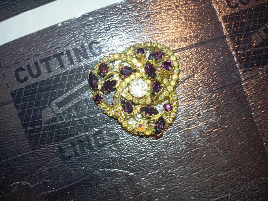 Broszka z prl-u z bordowymi cyrkoniami