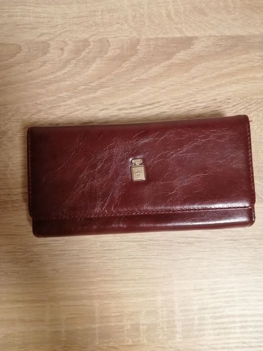 Віддам дуже гарний гаманець для коштів та карток!