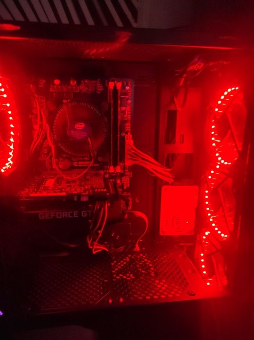 Komputer gamingowy z monitorem