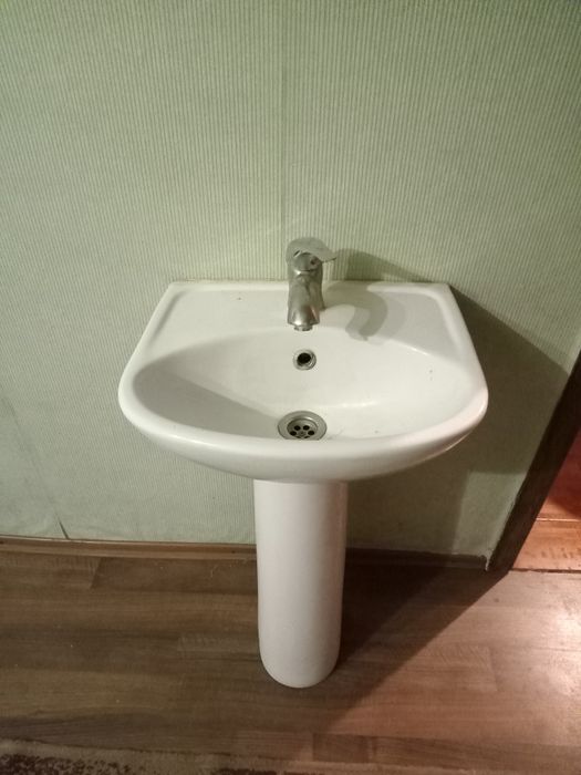 Умивальник  Тюльпан. Білого кольору в хорошому стані.   950 гpр..