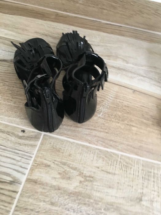 Sandálias brancas/pretas