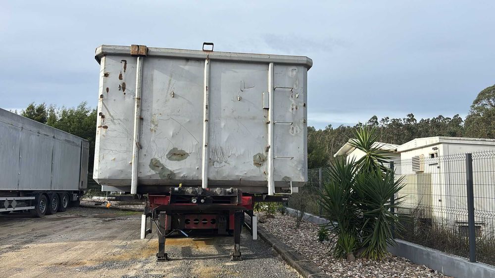 Semi-Reboque Sucateiro