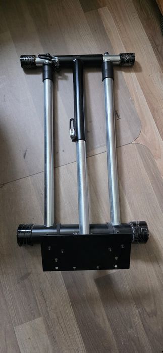 Wheel stand pro uchwyt do kierownicy i pedałów