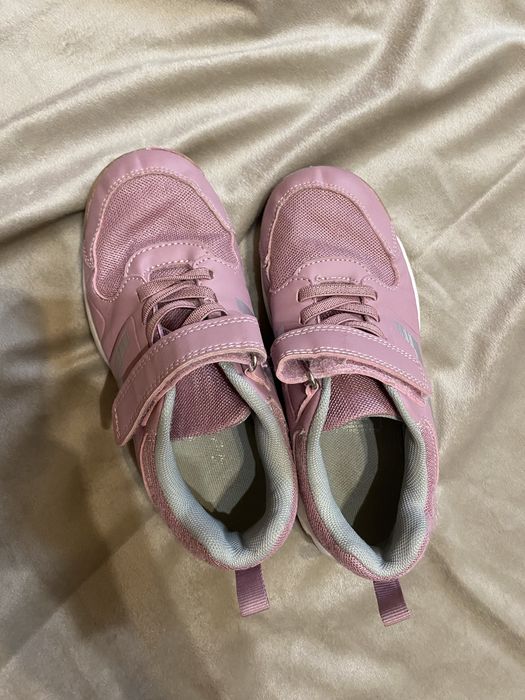 Дитячі кросівки для дівчинки