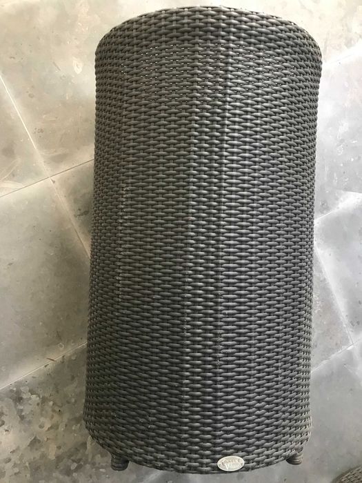 Conjunto de 2 floreiras e respectivos vasos.