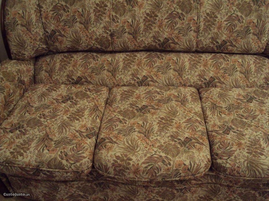 Sofá de três lugares e um singular