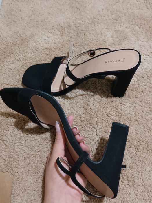 Гарні босоніжки  на каблуку