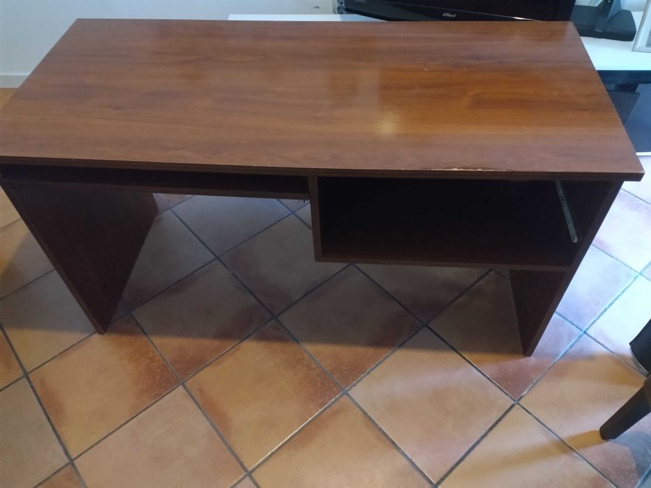 Secretária em bom estado
