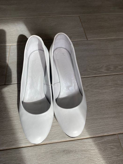 Білі шкіряні туфлі