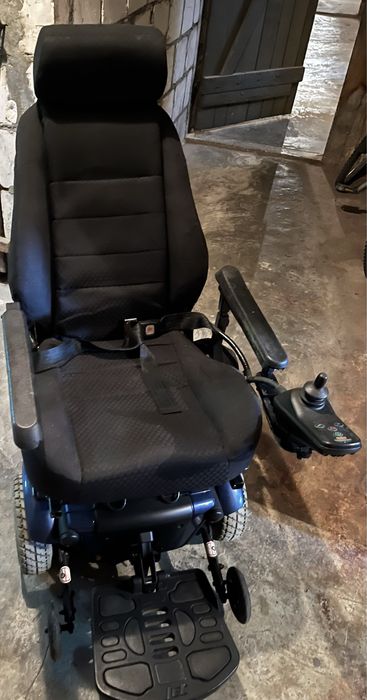 Wózek inwalidzki lub dla seniora akumulatorowy