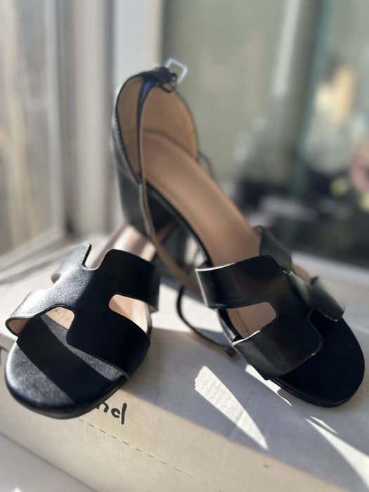 Жіночі босоніжки в гарному стані