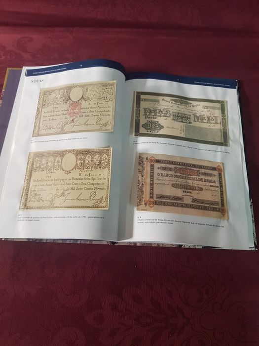 Grande coleção moedas e notas