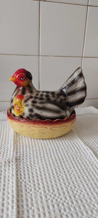 Galinha em porcelana para guardar ovos