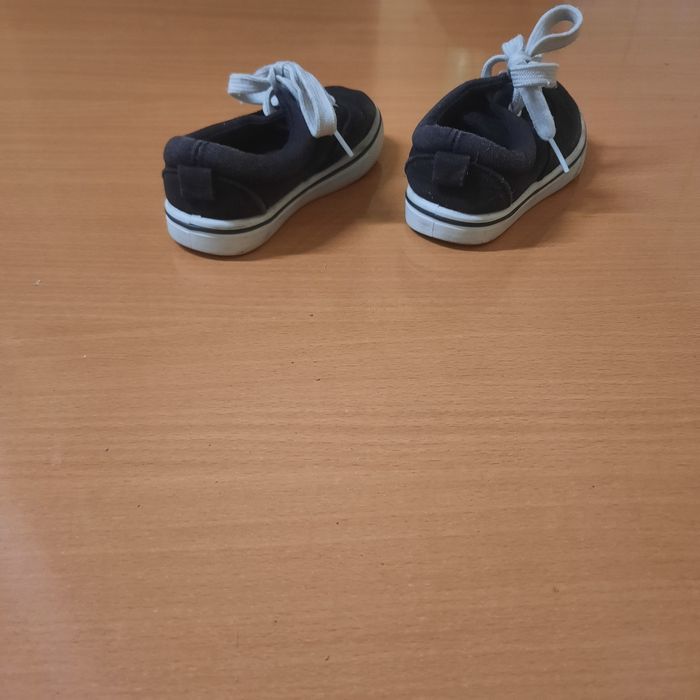 Sprzedam czarne sznurowane trampki r. 24 in extenso