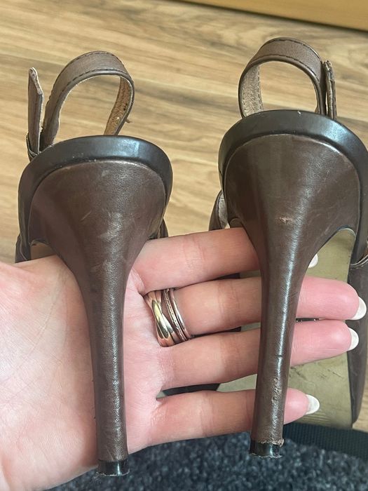 Sandałki skórzane na obcasie 38 5th Avenue brązowe peep toe