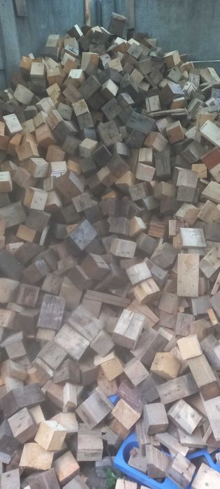 Kantówki i kostki z palet na opał.