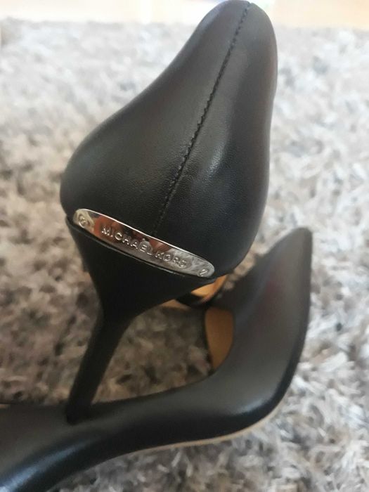 Czarne szpilki Michael Kors.