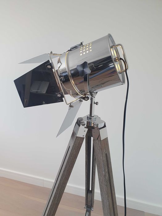 lampa podłogowa HOLLY typu reflektor