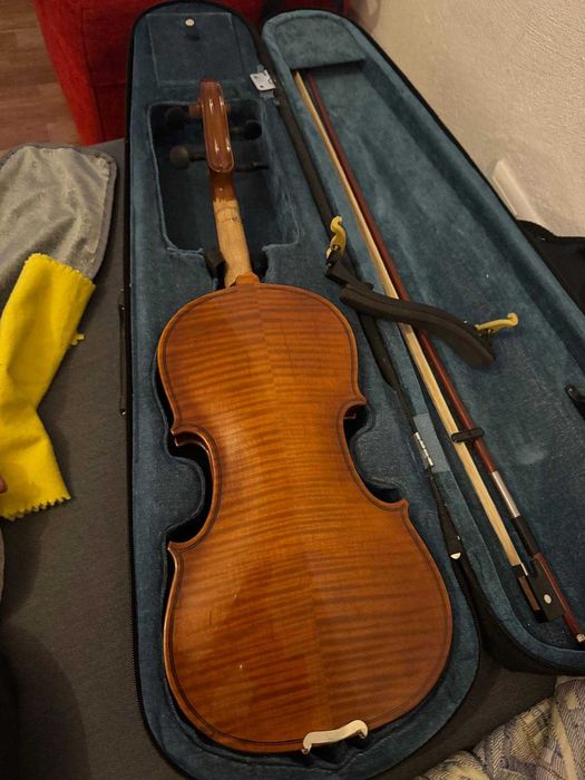 Violin (with strings, shoulder rest, and bow) + Case64737812859651122