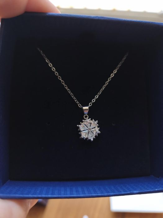Colar Swarovski novo na Caixa